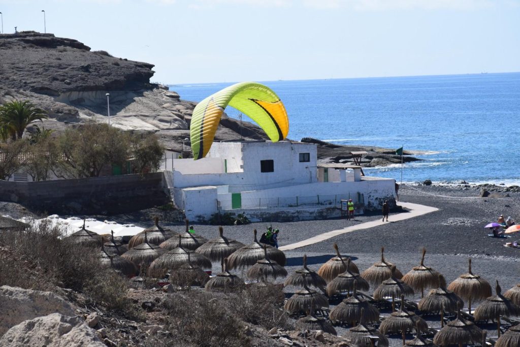 La Casa del Capitán - paraglider-landing-on-beach